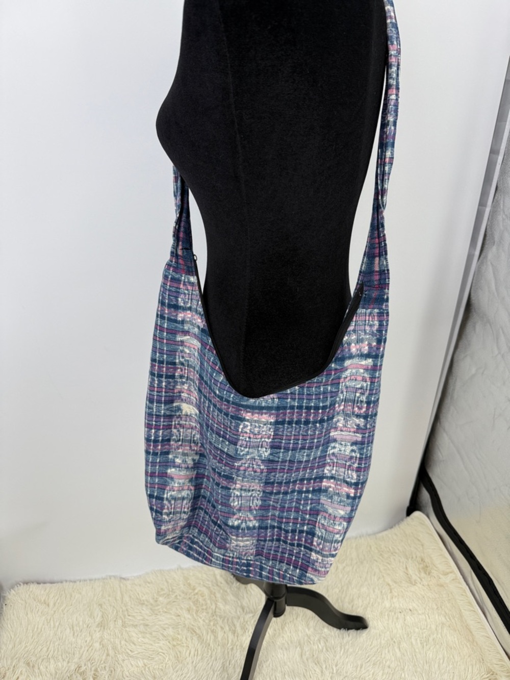 handmade hobo bag featuring Guatemalan embroidery floral design - Picture 7 of 11